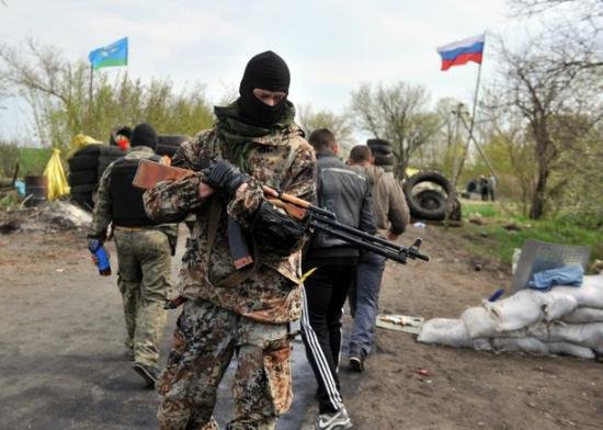 Militari care au căzut prizonieri în luptele din Doneţk, obligaţi să mărşăluiască în faţa localnicilor din oraş