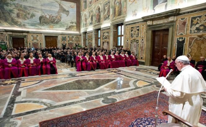 Papa Francisc spune că împărtăşaniile şi ceremoniile religioase ale nunţilor ar trebui să fie gratuite
