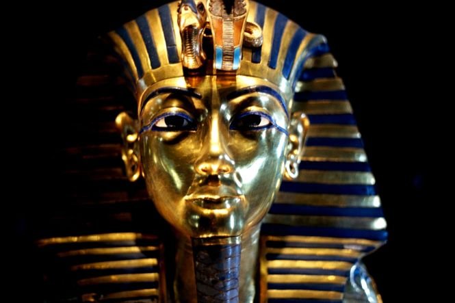 Celebra mască din aur a lui Tutankhamon a fost DISTRUSĂ