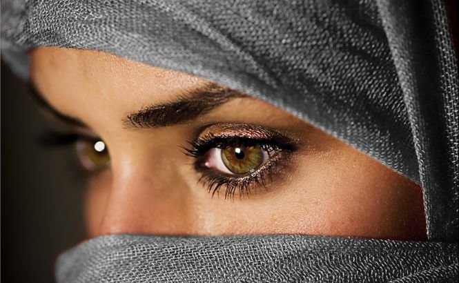 Experiment social cu rezultat surprinzător. Femeile musulmane sunt mai protejate decât femeile îmbrăcate normal (VIDEO)