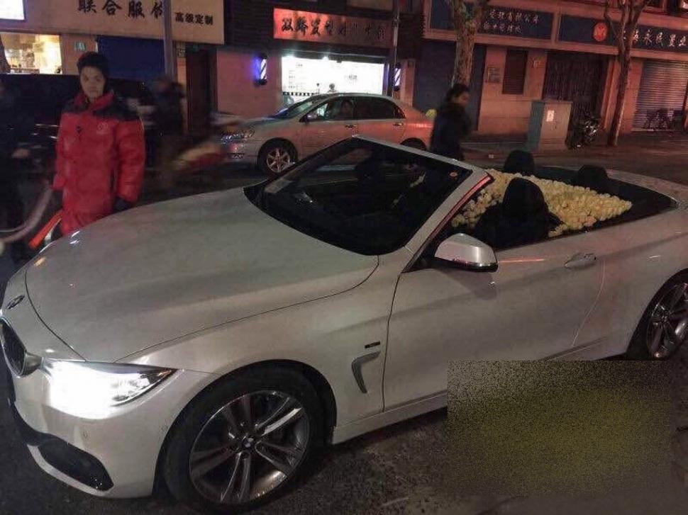 Cine s-a dat jos din această maşină de LUX şi a făcut cererea în CĂSĂTORIE în mijlocul străzii: "Am încremenit. Avea SUTE de trandafiri în maşină" 292619