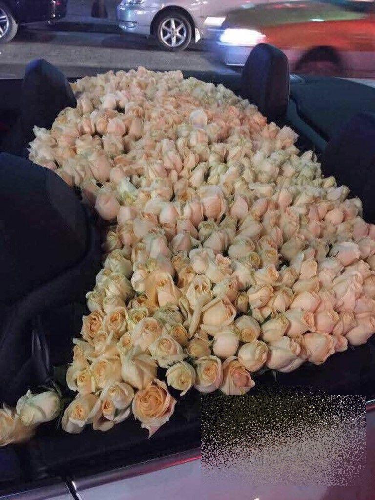 Cine s-a dat jos din această maşină de LUX şi a făcut cererea în CĂSĂTORIE în mijlocul străzii: "Am încremenit. Avea SUTE de trandafiri în maşină" 292620