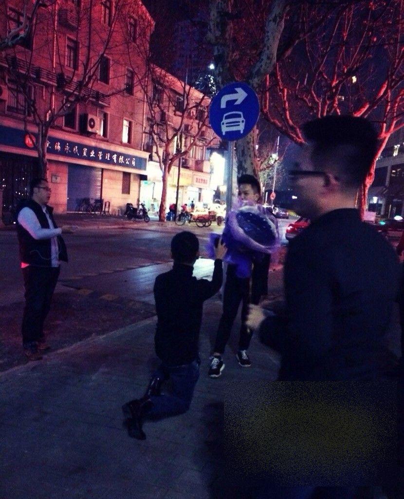 Cine s-a dat jos din această maşină de LUX şi a făcut cererea în CĂSĂTORIE în mijlocul străzii: "Am încremenit. Avea SUTE de trandafiri în maşină" 292621