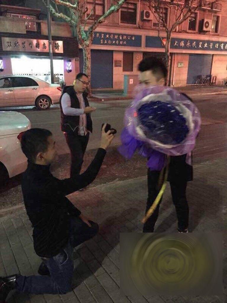 Cine s-a dat jos din această maşină de LUX şi a făcut cererea în CĂSĂTORIE în mijlocul străzii: "Am încremenit. Avea SUTE de trandafiri în maşină" 292622