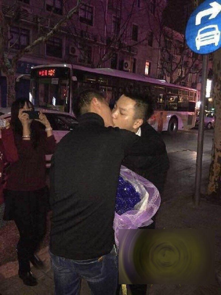 Cine s-a dat jos din această maşină de LUX şi a făcut cererea în CĂSĂTORIE în mijlocul străzii: "Am încremenit. Avea SUTE de trandafiri în maşină" 292623