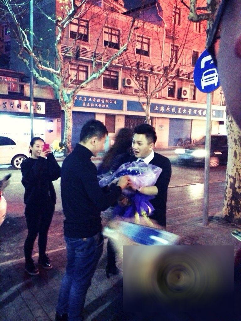 Cine s-a dat jos din această maşină de LUX şi a făcut cererea în CĂSĂTORIE în mijlocul străzii: "Am încremenit. Avea SUTE de trandafiri în maşină" 292624