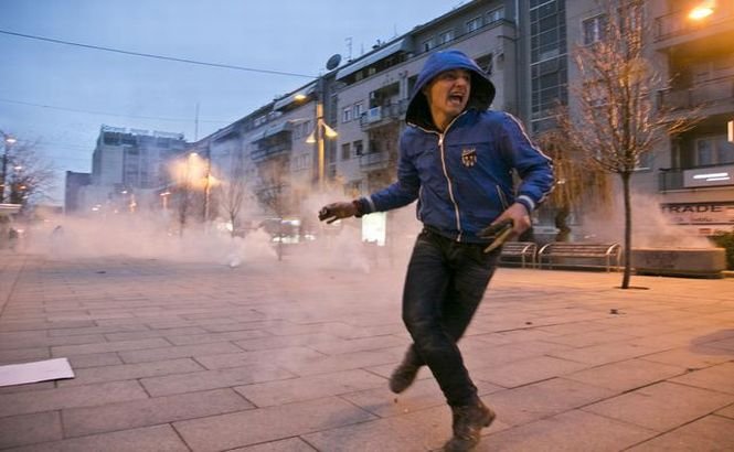 Confruntări violente între poliţişti şi etnicii albanezi din Kosovo. Manifestanţii cer DEMISIA guvernului (LIVE VIDEO)