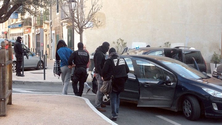 Cinci bărbaţi suspectaţi de implicare în filierele jihadiste au fost arestaţi în Franţa
