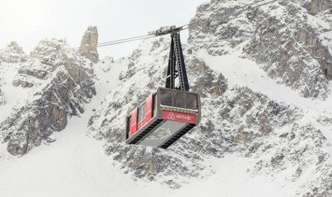 Noapte de vis într-o telecabină suspendată la 2700 de metri deasupra Alpilor francezi