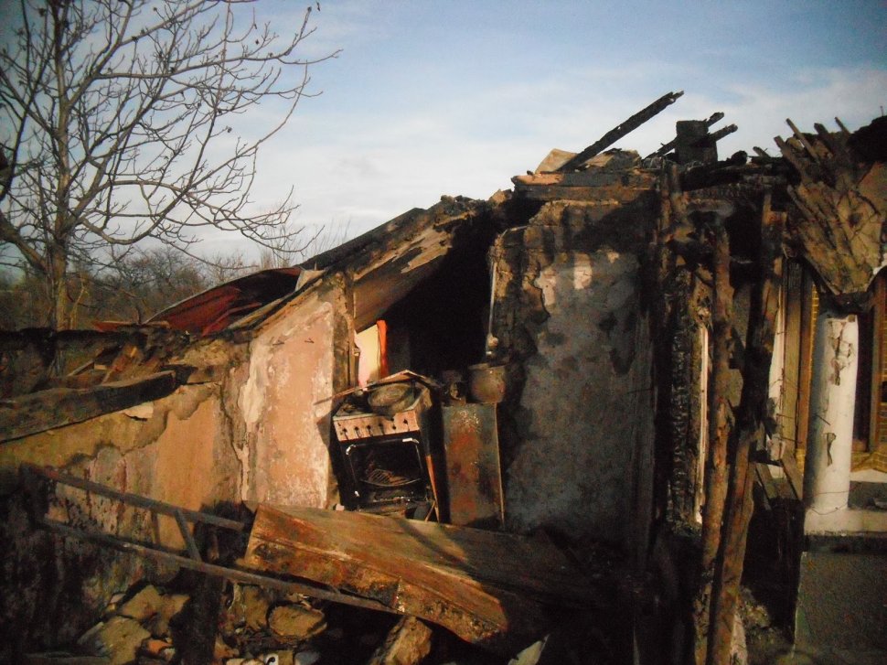 Un bătrân de 83 de ani a ars de viu în casă. A încercat să pună mai multe lemne pe foc, dar jarul a sărit pe covor