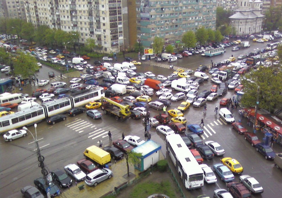 Bucureşti: prea multe maşini, prea puţine locuri de parcare. Peste un milion de maşini se înghesuie pe aproximativ 300 de mii de locuri de parcare