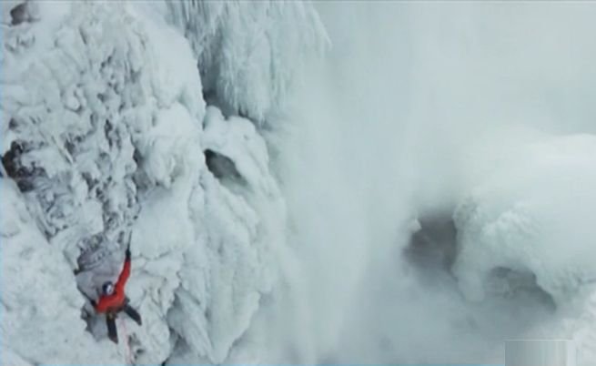 Cascada Niagara, îngheţată. Un canadian a reuşit s-o escaladeze