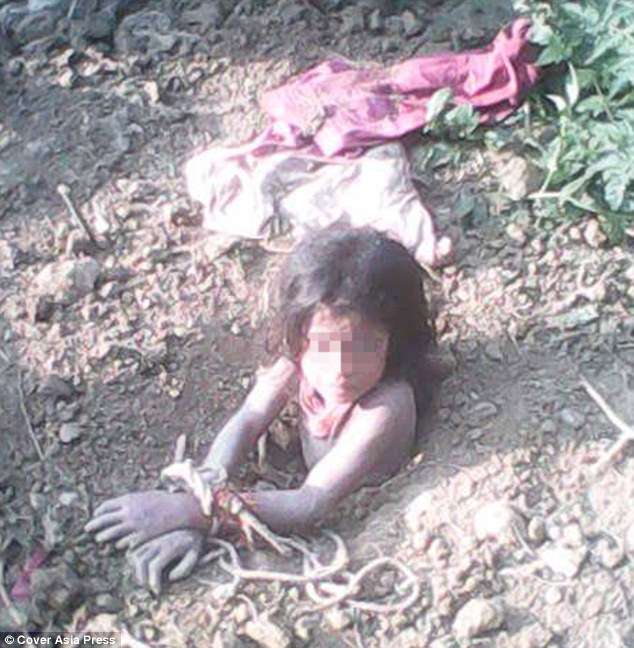 Imagini TULBURĂTOARE în India. Se săturase să fie tată de fată, aşa că şi-a îngropat de VIE fiica de 10 ani