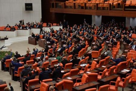 Parlamentul turc a făcut economie de hârtie refolosind documente secrete 