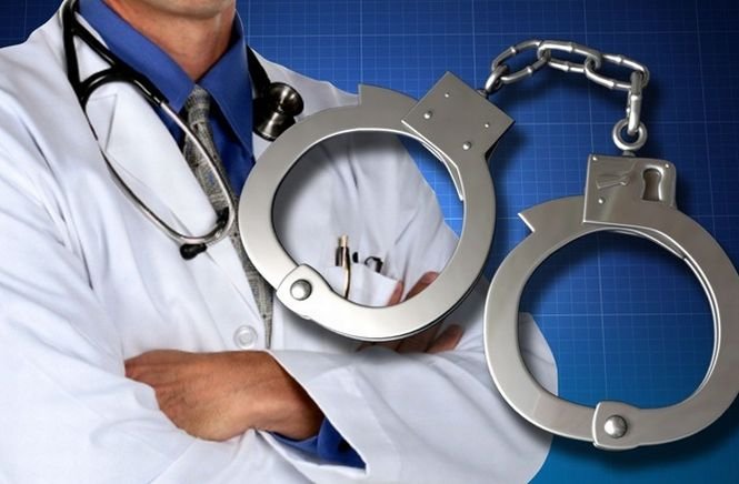 Medicul neurolog din Iaşi acuzat că a încercat să obţină favoruri sexuale de la o studentă, arestat pentru 30 de zile