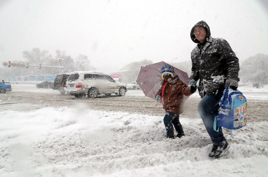 Peste 50.000 de oameni sunt izolaţi din cauza ninsorilor căzute în ultimele ore. Drumurile de acces, închise