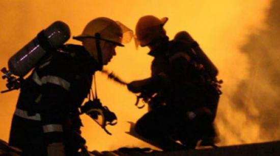 Trei copii cu arsuri în urma unui incendiu, transportaţi la Bucureşti cu un avion militar