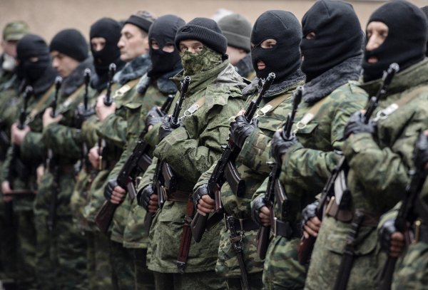 Ucraina se pregăteşte de război. Tinerii care pot fi înrolaţi în Armată NU au voie să plece din ţară