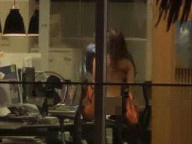 Cum au fost surprinşi aceşti doi ANGAJAŢI după ce toată lumea a plecat de la birou. "Am văzut TOTUL de la barul de peste stradă" 293599