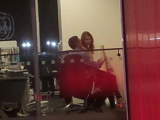 Cum au fost surprinşi aceşti doi ANGAJAŢI după ce toată lumea a plecat de la birou. "Am văzut TOTUL de la barul de peste stradă" 293601