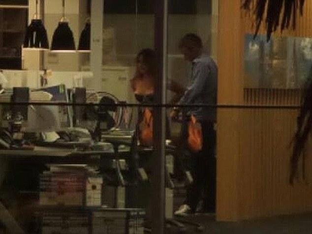 Cum au fost surprinşi aceşti doi ANGAJAŢI după ce toată lumea a plecat de la birou. "Am văzut TOTUL de la barul de peste stradă" 293602