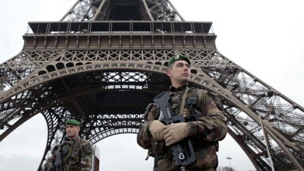 Opt islamişti suspectaţi de terorist au fost reţinuţi în Franţa