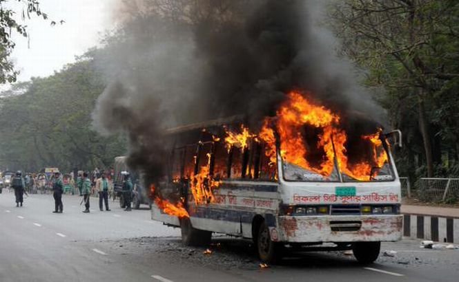 Şapte persoane au murit arse de vii după ce autobuzul în care se aflau a fost atacat cu sticle incendiare