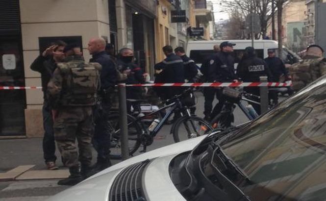 Trei militari francezi au fost atacaţi cu cuţitul în centrul oraşului Nisa