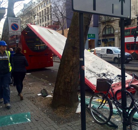 Zeci de pasageri din Londra şi-au văzut moartea cu ochii. Autobuzul în care se aflau a fost decopertat de crengile unui copac