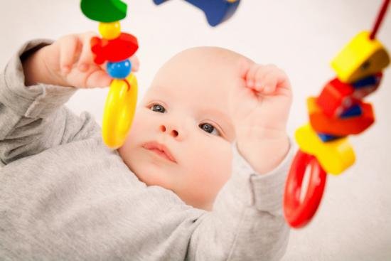 Adio, boli genetice! Marea Britanie ar putea accepta naşterea bebeluşilor din trei părinţi