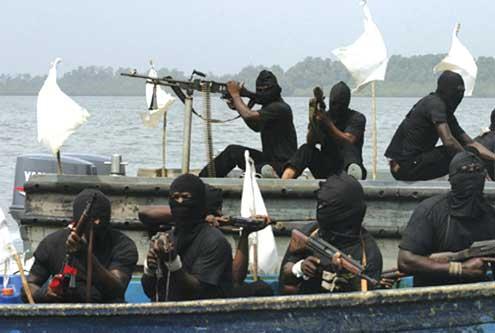 Petrolier atacat de piraţi în largul Nigeriei. Un ofiţer de marină a murit, iar alţi trei au fost luaţi ostatici
