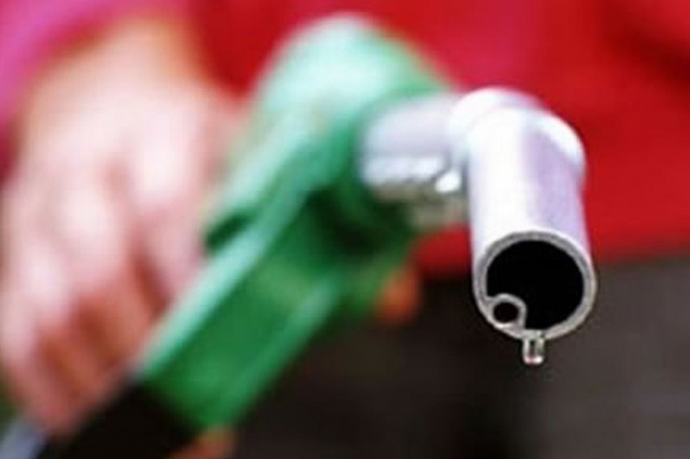 Preţul petrolului a scăzut cu 5% după date privind creşterea stocurilor în SUA