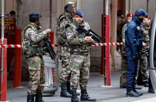 Trei soldaţi, înjunghiaţi la Nisa, de un individ care era rudă cu atacatorul de la magazinul evreiesc din Paris