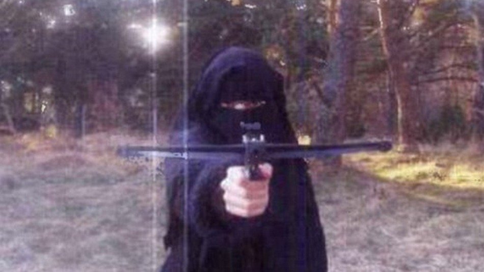 Cine este FEMEIA care apare în ultima filmare a teroriştilor SI. Autorităţile franceze i-au dezvăluit identitatea