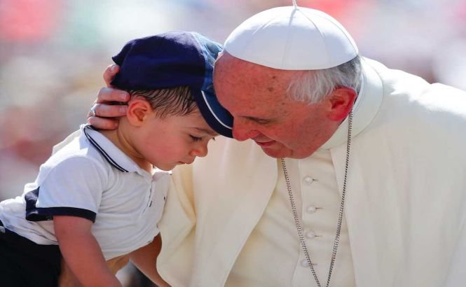 Papa Francisc cere prelaţilor catolici să coopereze cu comisia care anchetează abuzurile sexuale