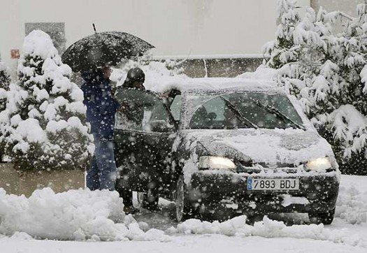 Căderi neobişnuite de zăpadă în Spania. Sute de accidente rutiere înregistrate