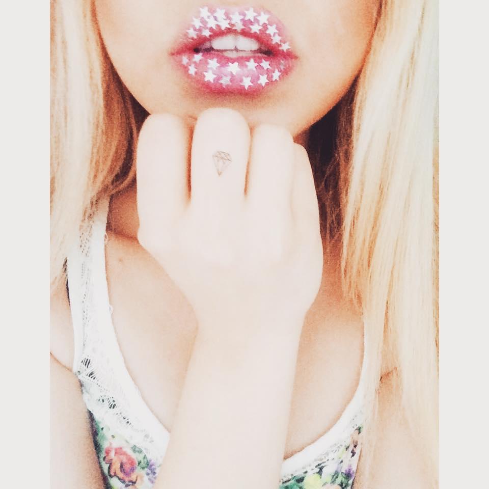 Ea este noua PĂPUŞĂ BARBIE umană. Este româncă şi nu are nicio operaţie estetică. CINE a fost mama ei 294065