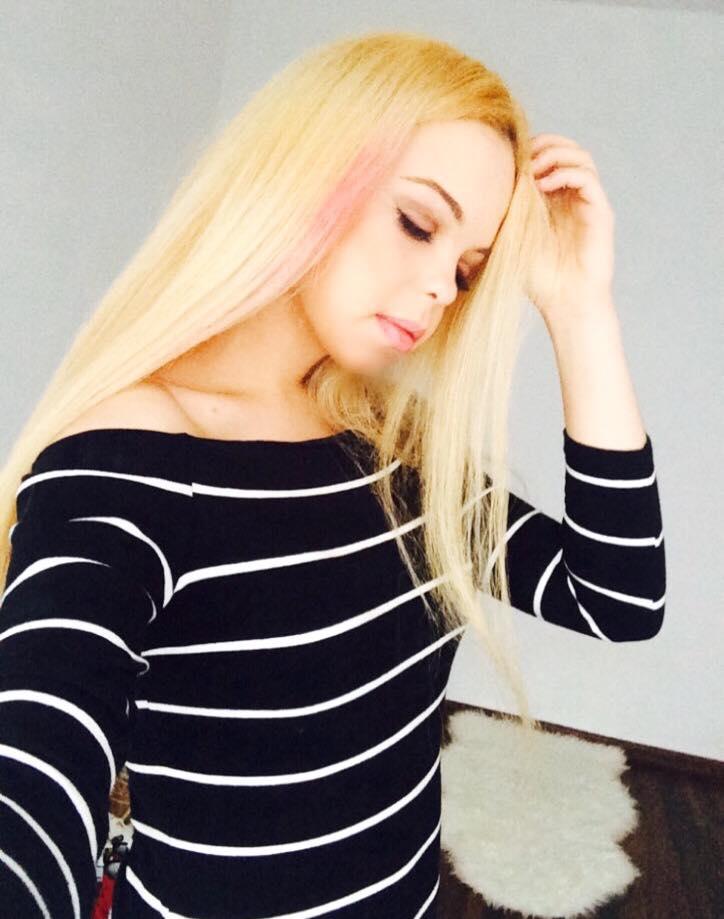 Ea este noua PĂPUŞĂ BARBIE umană. Este româncă şi nu are nicio operaţie estetică. CINE a fost mama ei 294067