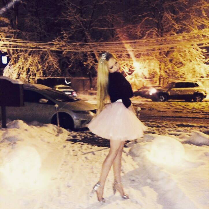 Ea este noua PĂPUŞĂ BARBIE umană. Este româncă şi nu are nicio operaţie estetică. CINE a fost mama ei 294068