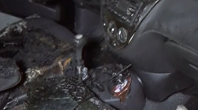 Un şofer din Timişoara şi-a găsit maşina incendiată chiar în parcarea din faţa blocului