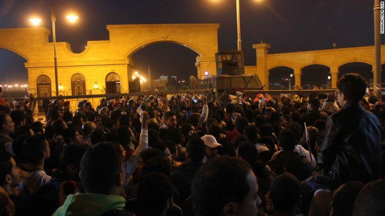 Cel puţin 30 de suporteri au murit la Cairo, în confruntările cu poliţiştii. Prima ligă egipteană a fost suspendată