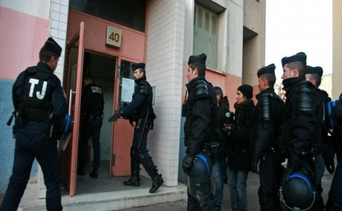 Indivizi mascaţi au atacat poliţia din Marsilia cu mitraliere AK-47 Kalashnikov (VIDEO)