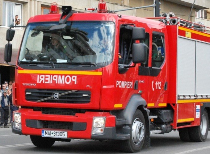 Un camion a fost cuprins de flăcări pe autostrada Orăştie – Deva