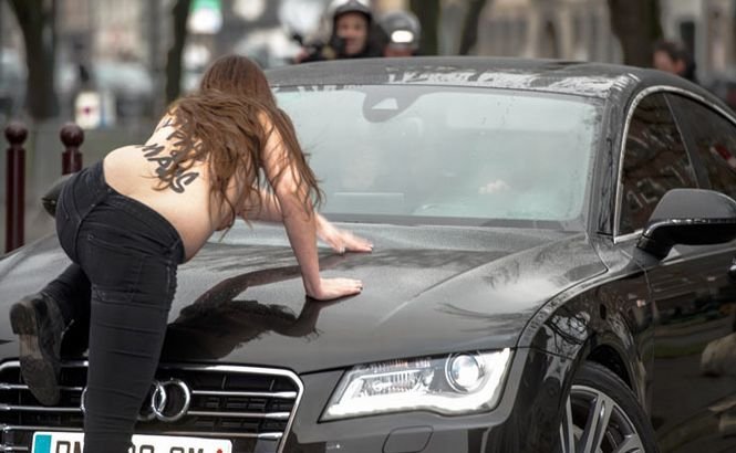 Activistele FEMEN l-au atacat pe Dominique Strauss-Kahn: &quot;Acum e rândul tău să fii f*%^#!&quot; (VIDEO)