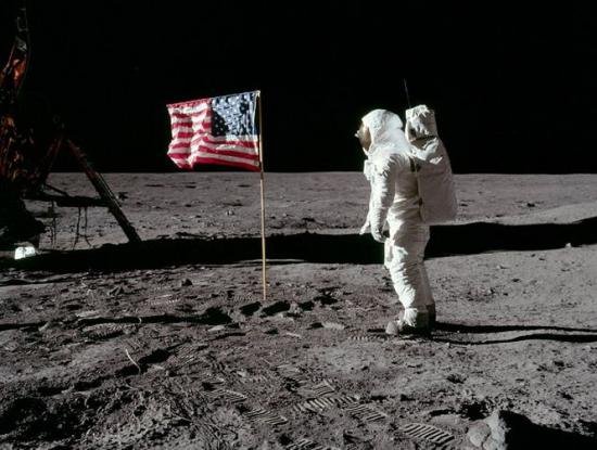 Ce a adus Neil Armstrong de pe Lună? Mai multe obiecte din misiunea Apollo 11 au fost descoperite de văduva astronautului