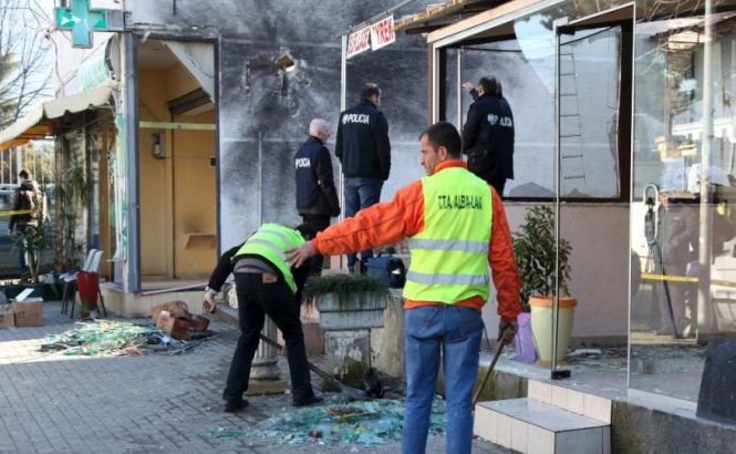 Două explozii puternice au zguduit din temelii capitala Albaniei. Vizaţi au fost capii poliţiei