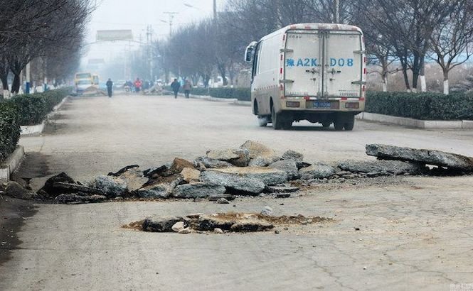 Drumul lor arată ca după bombardament! Oamenii nu au vrut să-şi vândă proprietăţile unui RECHIN imobiliar