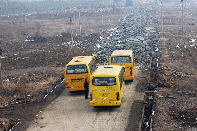 Drumul lor arată ca după bombardament! Oamenii nu au vrut să-şi vândă proprietăţile unui RECHIN imobiliar 294532