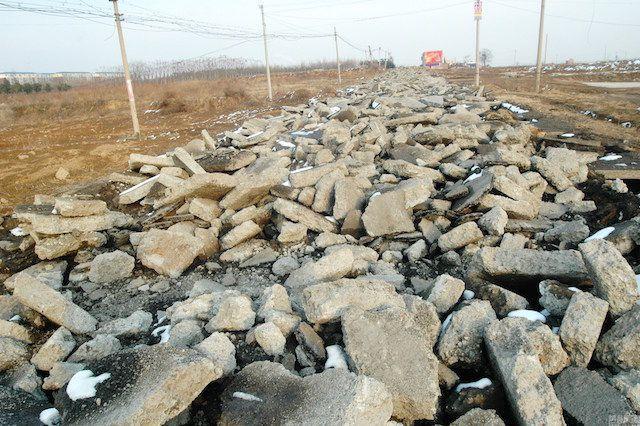 Drumul lor arată ca după bombardament! Oamenii nu au vrut să-şi vândă proprietăţile unui RECHIN imobiliar 294533