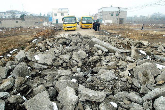 Drumul lor arată ca după bombardament! Oamenii nu au vrut să-şi vândă proprietăţile unui RECHIN imobiliar 294534